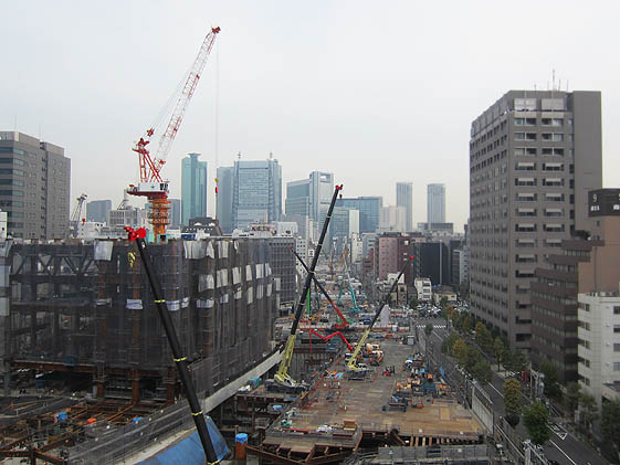 「東京都市計画事業 環状第二号線 新橋・虎ノ門地区第二種市街地再開発事業 Ⅲ街区（虎ノ門地区）」の建設現場。建物内地下に自動車道路が通ります