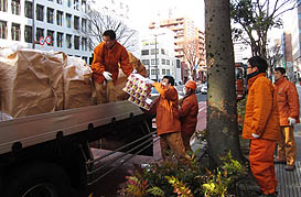 東北支店に到着した物資を荷降ろし