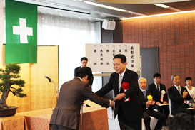 中央表彰式で表彰状を授与される梅田北ヤード共同企業体Cブロックの工事事務所所長