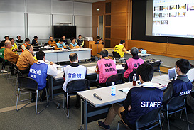 震災対策本部(東京)と現地対策本部(名古屋)とをWeb会議などでつなぎ、インフラ状況を報告