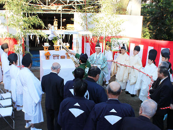 参列者らは工事の安全と神社の繁栄を願い、棟木(むなぎ)を常磐神社上部に引き上げます