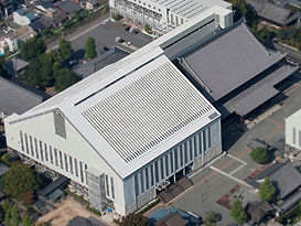 解体前の素屋根に覆われた阿弥陀堂（左）。この素屋根は隣接する御影堂（右）の改修でも使用したもので、2009年、移動させ再利用してきました