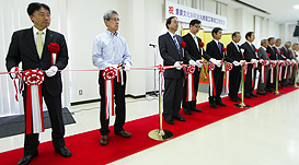 竣工式後の祝賀会では大林組副社長の杉山直(左)ら14人がテープカットを行いました
