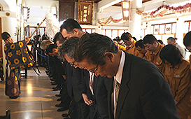 加藤神社の拝殿で安全を祈願する関係者