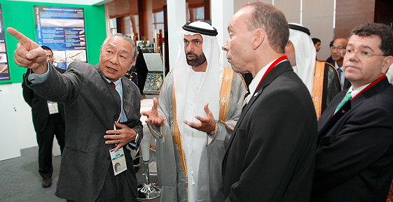 UAEの土木学会会長に技術を説明する大林組副社長の金井誠