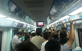 サラフディン駅付近の車内の様子