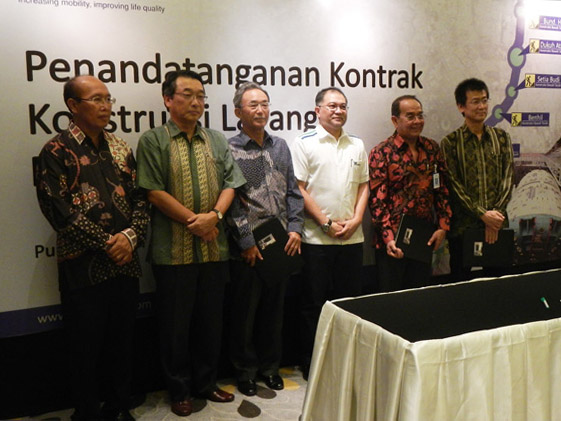 Attendees at the contract signing ceremony. Mr. Osamu Fujiwara (Third from left), Indonesia Office General Manager of Obayashi attended it.