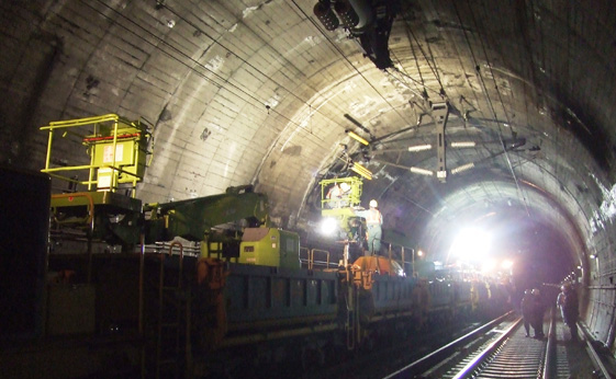 鉄道トンネルでのスペースパック工法の施工の様子