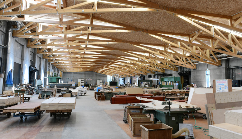 イメージ：約28m×85mの無柱空間がある新工場では木材の加工作業などが行われる